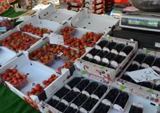 Aardbeien via veiling Hoogstraten zijn bij deze fruitkraam 2 dozen voor 6 euro (per doos 3,50)