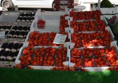 Een fruitkraam verkoopt aardbeien van veiling Hoogstraten voor 3,50 per doos, per 2 bakken 6 euro.