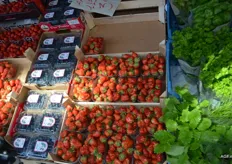 Buitenbeentjes aardbeien kosten een euro per 3 bakjes of 1,25 voor 1 bakje bij de groente- en fruitkraam van Chris van Hooff.