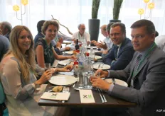 Links de dames Joyce Mestach (DP SURVEY GROUP) met daarachter Kristien De Waele (DP SURVEY GROUP). Rechtsvoor Ben Van Wolput (Foodcareplus) met daarnaast Kris Onghena (Foodcareplus).