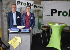 John Kusters en Corinne Burgers van Proku bij wegwerpweegschalen, een speciale beursaanbieding.