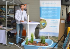 Corné Braber van SmartFarm introduceerde betaalbare sensoren voor de fruitteelt. Er was veel belangstelling voor de kruiwagen met weerstation en bodemvochtsensor, met een gratis app kun je snel en makkelijk deze gegevens raadplegen en bekijken.