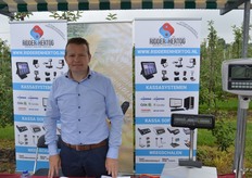 Rolf van Zandwijk van de Ridder & den Hertog. Ook voor de fruitteelt een groot assortiment kassasystemen en weegschalen.