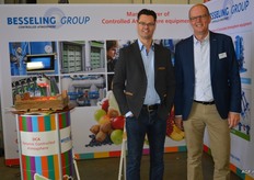 Eric van der Zwet en André van Dienst van de Besseling Group, na jaren weer eens een stand op de appeldag.