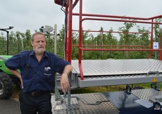 Gert-Jan Donker van Lasbedrijf Donker. Hij staat bij de Fruitbuggy hoogwerker.