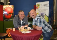 Even een onderonsje tussen Adrie Verbeek van Verbeek Boomkwekerijen en Domus de Jonge van KG Fruit uit Kapelle.