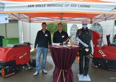 Rob van Ginkel en Ferdie van Helden van Jean Heybroek. Bij aankoop van een schrobmachine kregen bedrijven een Pellens accusnoeischaar cadeau.