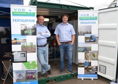 Jag Wenting en Kevin Hensen poseren bij een VGB fertigatie unit.