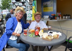 Corrie en haar moeder genieten van een heerlijk broodje hamburger bij AgruniekRijnvallei.