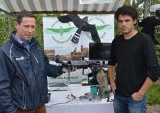 Gilles van der Lans en Gerhold ten Voorden van Alcet Sound vogelafweer. Zei laten zien wat de voordelen zijn met drones in de fruitteelt.