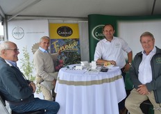 Links Raf Rutten en Emile Munnix van Fruitboomkwekerij Carolus C. bvba met rechts Joep Boerenkamp raseigenaar van Finesse.