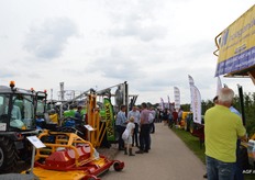 Een groot veld met mechanisatiebedrijven.