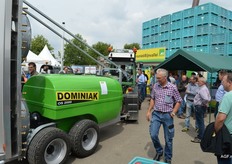 Spuitmachines onderweg van en naar de demo's