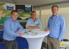 Links Jefrey Konings en rechts Joost Nijssen van Bayer CropScience met Jan van Dillen van R. van Wesemael bv in gesprek.