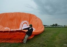 Gerard Kievits helpt mee met het opblazen.
