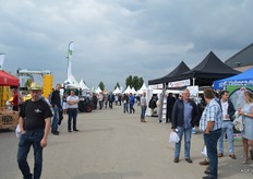 Helaas was de nieuwbouw nog niet af en waren er tenten neergezet voor de standhouders.