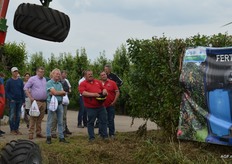 Kees Zwanenburg van het gelijknamige fruit en loonbedrijf. Was druk bezig met de demo's. Hier laat hij zien hoe de zijklepelmaaier met de hand bestuurd kan worden.