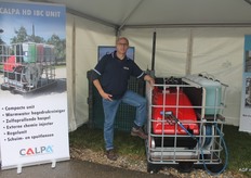 Edwin van Beest van Calpa met de nieuwe compacte unit voor hogedrukreiniging en gebruik van verschillende middelen in 1.