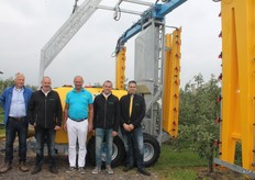 De mannen van KWH en Abemec voor de imposante 2-rijenspuit: Hein Buisman, Berend Domburg, Bart Braber, Stefan Lindhout en Adriaan v/d Hoek.