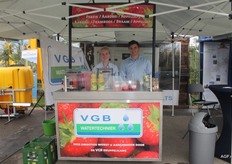 Stefan Heesakkers en zijn vriendin Anouk van VGB watertechniek hadden heerlijke smoothies voor de bezoekers.