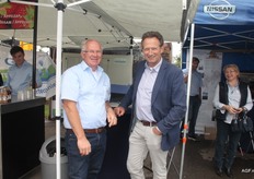 Theo Heesakkers van VGB Watertechniek met Kees Oskam.