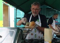 Ad van Krieken van Agruniek Reinvallei had weer heerlijke broodjes hamburger. Eind van de middag waren ze er doorheen.