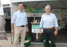 Raymond Notermans en Pius Floris van PHC. Hun middel Frostec heeft afgelopen vorstseizoen zeer effectief gewerkt, veel gebruikers hebben ondanks de late vorstperiode toch fruit.