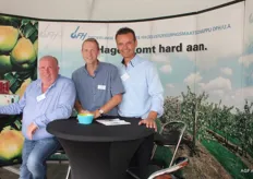 Het trapje van OFH, John Hendrikx, Gert-Jan van Dijk en Piet Jan Visser, veel telers willen toch nog hun oogst verzekeren dus hebben veel werk.
