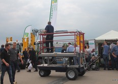 Gert-Jan Donker op weg naar de demovelden met de fruitbuggy