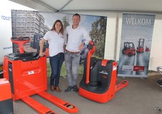 Motrac Linde was ook voor het eerst op de Appeldag. Amber Vos en Bart van Muijen hadden diverse pallettrucks meegenomen.
