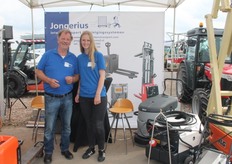 Theo Jongerius en Sanne Domburg voor Jongerius Intern Transport.