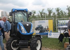 van der Kolk en Hoogendoorn met een aantal grote New Holland tractoren en hoogwerkers.