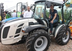 Peter Kuijlen van ZHE trading en teler René Elshof uit Balgoy met de speciale uitvoering van de BCS Volcan.