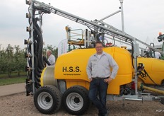 Hendrik van HSS trots bij zijn nieuwe 1-rijenspuit