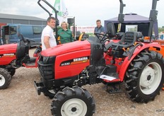 Erik Pelle, Wilma en Jonathan van Hemert bij de Shibaura tractor