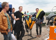 Maurice Bouwens van Bofix geeft uitleg aan klanten.