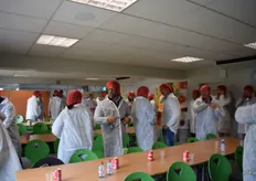 Deelnemers tokken tijdelijk een hygiÃ«nisch uniform aan voor een bezoek aan de diepvriesfabriek van Ardo
