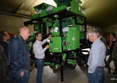 Bart Parrein legt de werking van de Agri Planter uit die industrieteler Tavenier heeft mee helpen ontwikkelen.