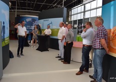 Jos van Mil (Greenco) geeft een rondleiding aan de Vrienden van ADN in Tomatoworld