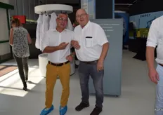 Andrea Paffarini van ADN (l) en Frans Bolder van Postuma grappen over het aantrekken van de speciale plastic schoenen om de kas in te mogen.