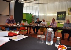 Mark Heemskerk (l) van AGF Detailhandel Nederland (ADN) opent de vriendenbijeenkomst