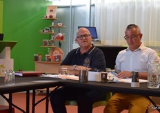 Christ Manders (l) en Andrea Paffarini van ADN lichten de bevindingen in de studieclubs toe.