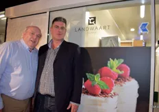 Dick van der Bent (l) van Wijnhandel Op de Terp uit Maartensdijk met dorpsgenoot en Hans Wijnstekers van Record automatische deuren. Beiden zijn ook leverancier van Landwaart Culinair.