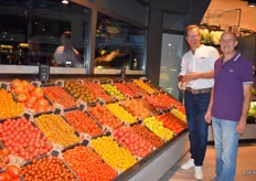 "Jos van Mil en RenÃ© van Paasen van Greenco bij het tomatenschap. "De tomaten komen uit Tomatoworld. Een beter en gevarieerder assortiment vind je niet in Nederland."
