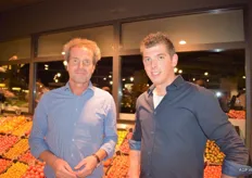JoÃ n Harms (l) van Greenco en Willem Landwaart bij het tomatenschap