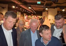 Groentemannen Dick Meulblok, Adrie Bakker en Marco Dijkema bekijken samen de broodsnijmachine van Wim Landwaart (l)