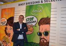 Binst Breeding & Selection leverancier van pootaardappelen toonde hun visie op directe communicatie. Met de moderne uitstraling kun je direct zien om welke aardappel het gaat. Neem bv de Allegria in een gele verpakking. Geel betekent in dit geval een frietaardappel. De Agila is groen en staat voor bio, Gala is rood en staat voor kookaardappel. Gold is donkerrood en staat voor vastkokend. Ook de afbeeldingen op de verpakking communiceren op een frisse, heldere wijze om welk product het gaat. Klanten van Binst kunnen meegaan in dit concept. Het gezamenlijke belang voor de aardappelsector is dat de consument meer aardappelen gaat eten. Stefaan Delmeire.