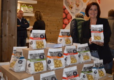 Jeanet Bakker van NNZ toont de Bio Paper Vento verpakking. Paper Vento staat voor een papieren stazak met venster en is nu ook in bio versie beschikbaar. De verpakking is volledig afbreekbaar, composteerbaar, bedrukt met watergedragen inkt en leverbaar op de rol, geschikt voor iedere verticale vorm-, vul-, en sluitmachine.