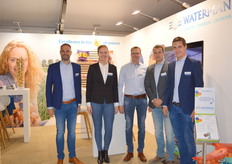 Waterman Onions hield een thuiswedstrijd. Al die aardappelmensen weten ook wel raad met uien was het motto. Waterman bouwt momenteel aan een nieuwe bewaar, productieruimte en maakt zich sterk voor Agro Food Cluster. Een samenwerking tussen bedrijven om Emmeloord en Flevoland te promoten. Henri Hendrikse, Naomi Waterman, Arjan Dunnewild, Remko Wilms en Aron Waterman.