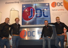 Bas Ruijgrok, Jesse Vonk, Hugo Jongejans en René Looijestein van JDC. Binnenkort is de optische sorteerder voor uien bij TOP in 's Gravenpolder operationeel. Medio oktober kun je op afspraak een demonstratie krijgen om de nieuwe optische sorteerder 'Elisam' met Ellips technologie te bewonderen.